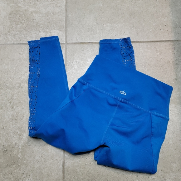 Alo blue lazer cut out capri yoga leggings - Picture 4 of 6